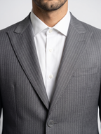 Costume Poliviscose Lapela de Bico Italiano Cinza Claro Risca de Giz
